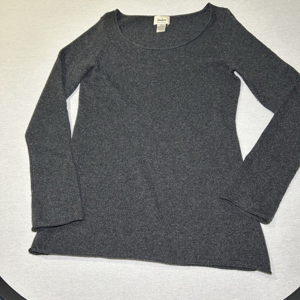 Neiman Marcus cozy scoop neck sweater in dark gray in 100% cashmere Size S